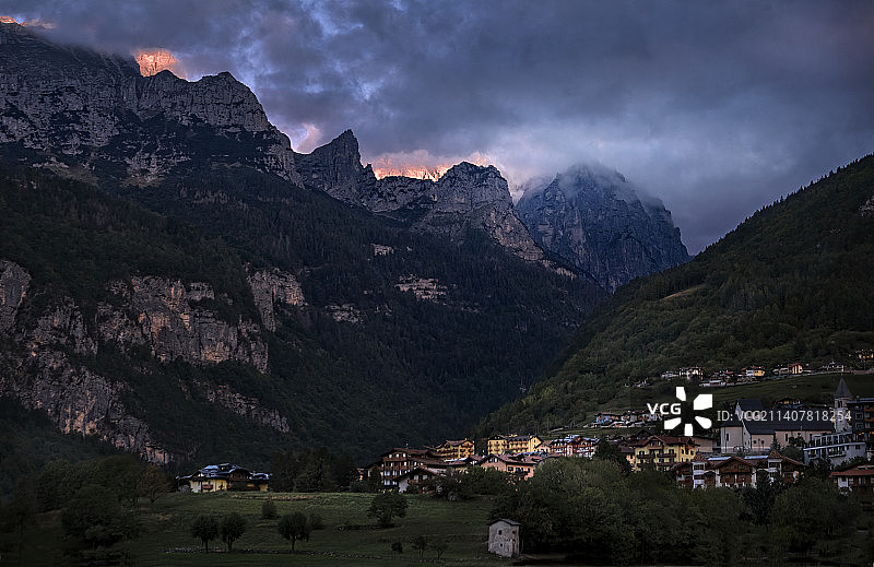 意大利特伦托莫尔韦诺的壮丽山景图片素材