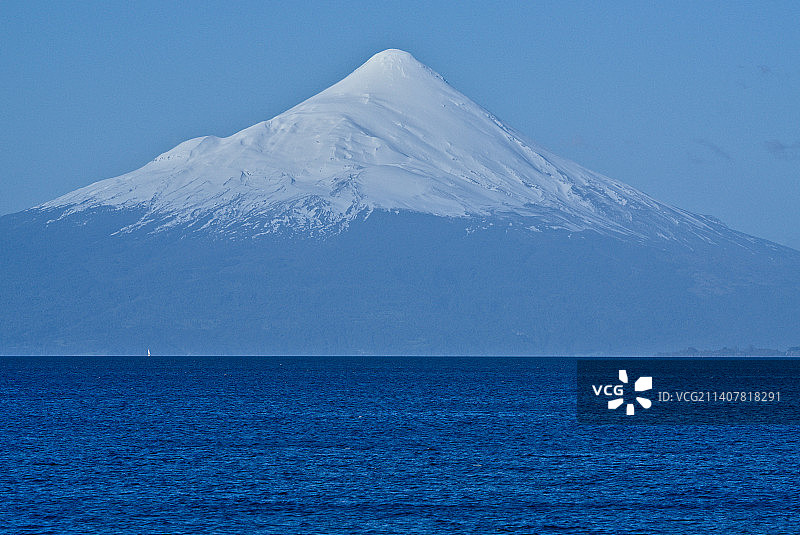智利瓦拉斯港雪山晴空美景图片素材