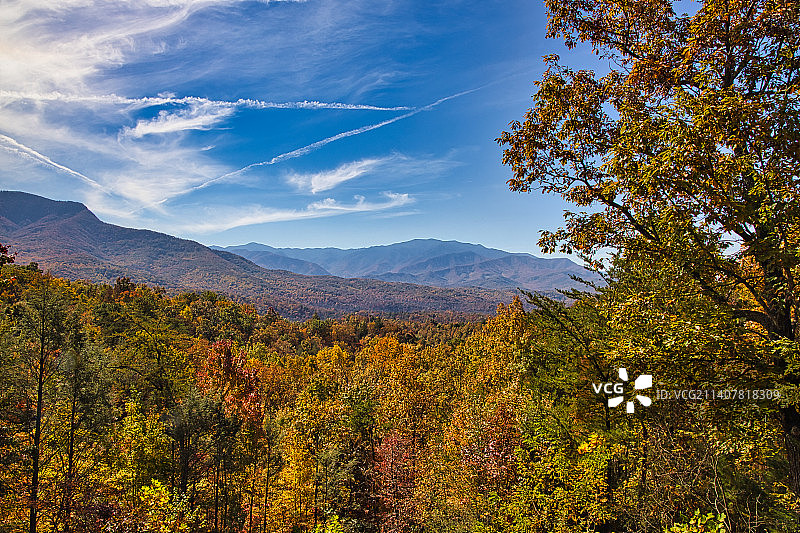 美国大雾山秋季天空下的山景图片素材