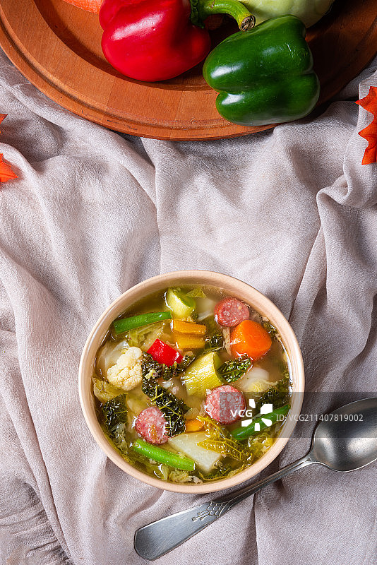 美味的秋季蔬菜汤配香肠和培根图片素材