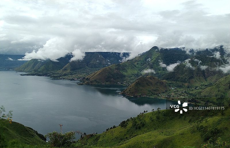 湖光山色映衬着天空图片素材