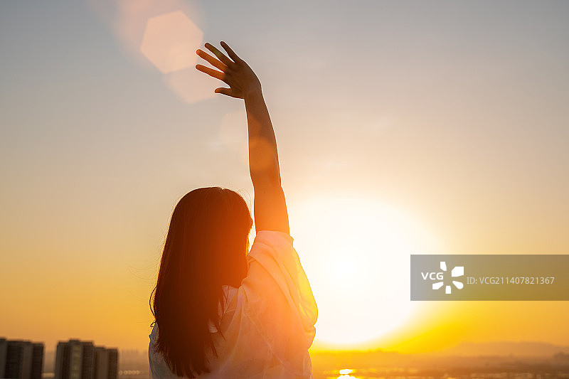 伸手触摸温暖和煦的阳光图片素材