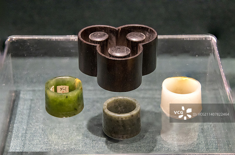 乾隆题诗碧玉、青玉扳指【清乾隆，两枚碧玉扳指分别阴刻乾隆御题诗，青玉扳指巧雕金鸡鸣日纹样以表现太阳】图片素材