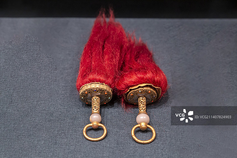 铜镀金嵌松石珊瑚鞦辔（清，驭马之用具，以黄丝绦带制成，镶铜镀金镂花白玉饰件，饰件周嵌绿松石、青金石）图片素材