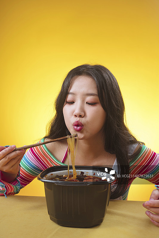 贪吃的胖女孩图片素材