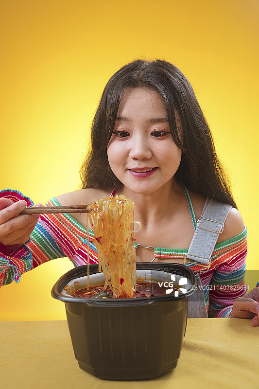 贪吃的胖女孩图片素材