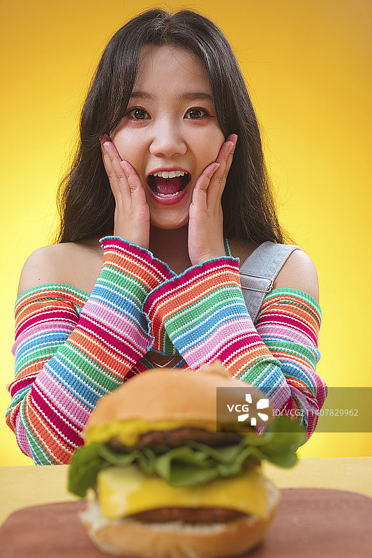 贪吃的胖女孩图片素材