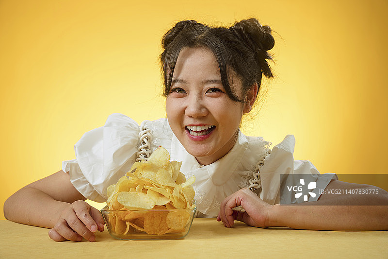 贪吃的胖女孩图片素材