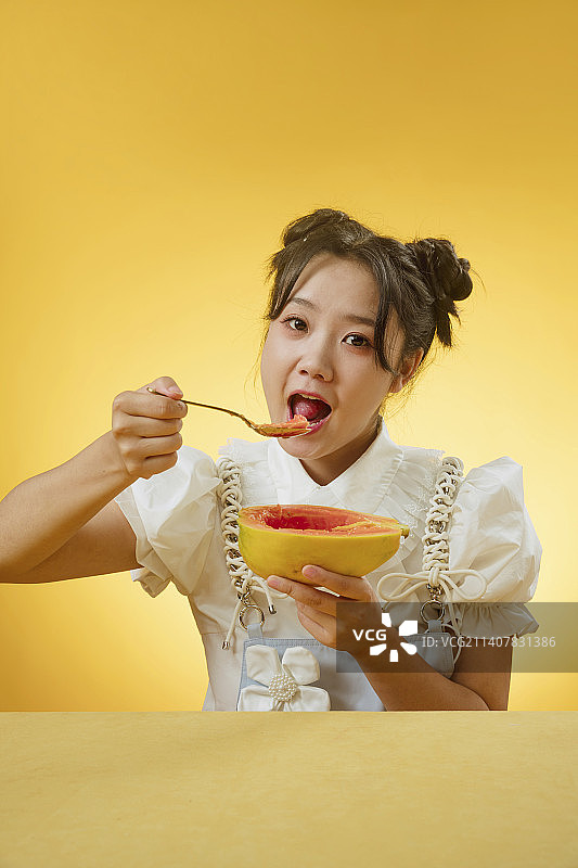 贪吃的胖女孩图片素材