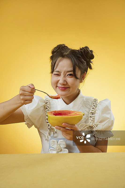 贪吃的胖女孩图片素材