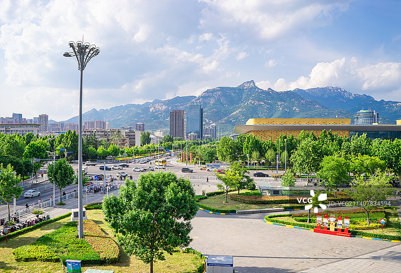中国山东泰安市泰山区，城市建筑拍摄主题，泰山国际会展中心和泰安日报社写字楼，户外无人图像图片素材