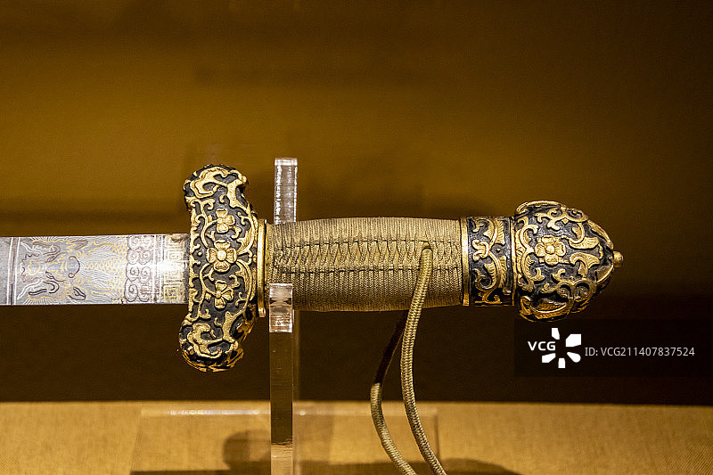 木柄鲨鱼皮鞘“息兵”剑（清乾隆，剑身钢质，刃底部近銎处嵌金、银、铜三丝呈龙头纹，故宫博物院藏）图片素材
