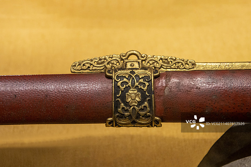 木柄鲨鱼皮鞘“息兵”剑（清乾隆，剑身钢质，刃底部近銎处嵌金、银、铜三丝呈龙头纹，故宫博物院藏）图片素材