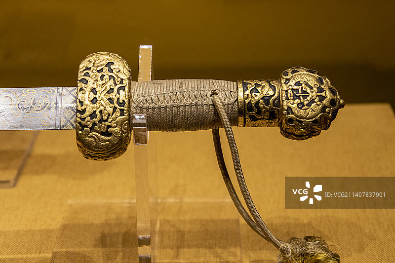 木柄鲨鱼皮鞘“剸犀”剑（清乾隆，剑身钢质，底部嵌金银铜丝呈云龙纹，故宫博物院藏）图片素材