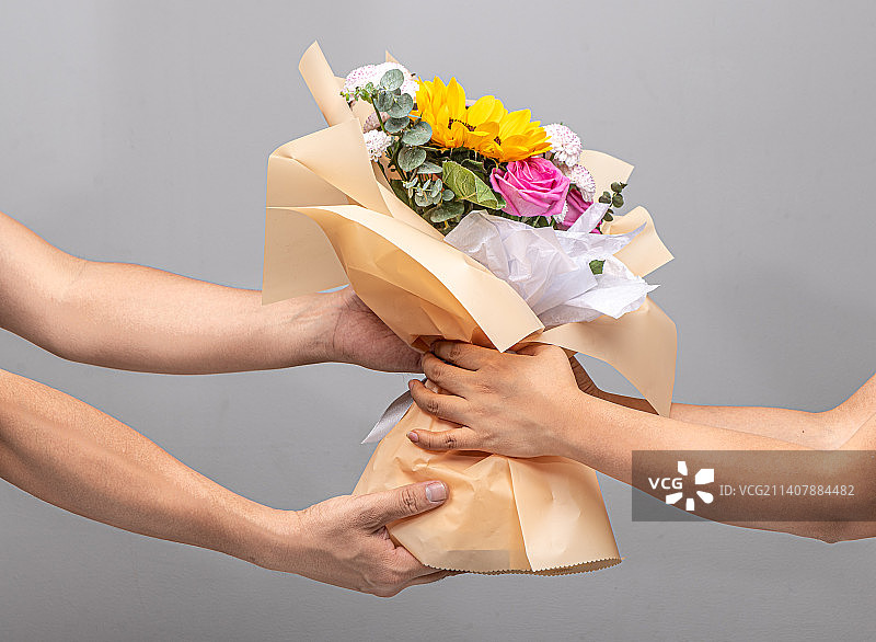 送出一束花图片素材