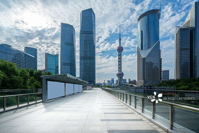 上海浦东陆家嘴建筑和路面道路图片素材