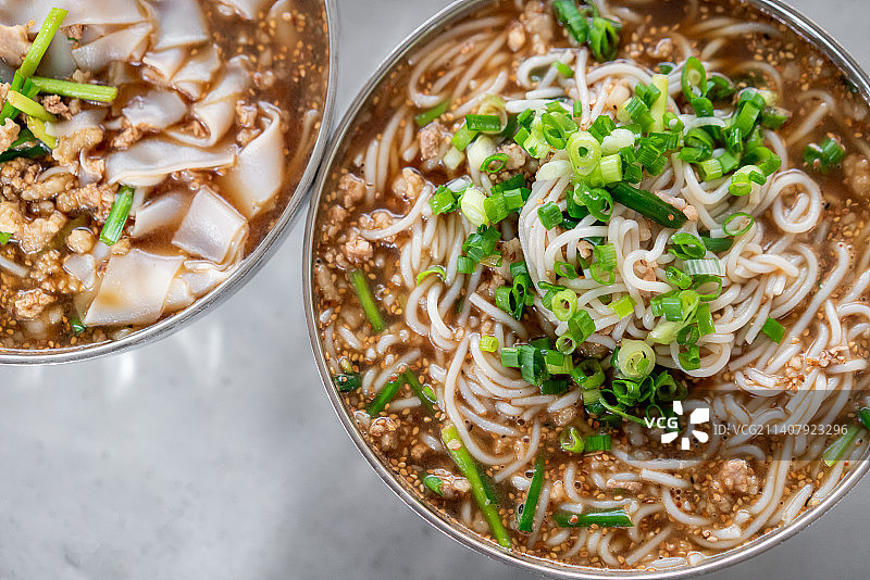 云南特色美食小锅米线特写镜头图片素材