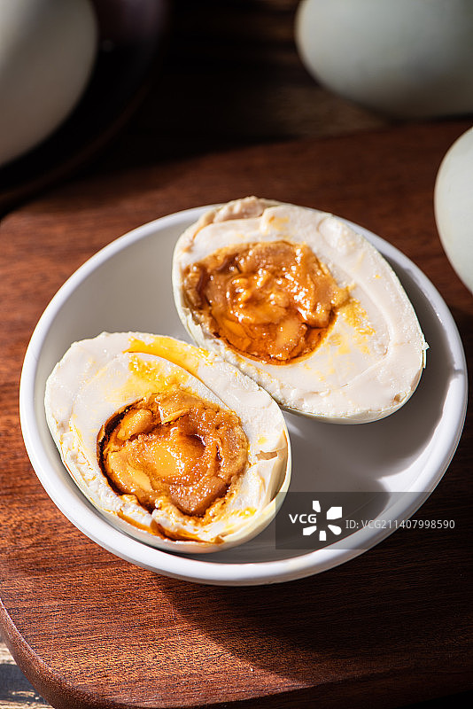 桌上流油的咸鸭蛋图片素材