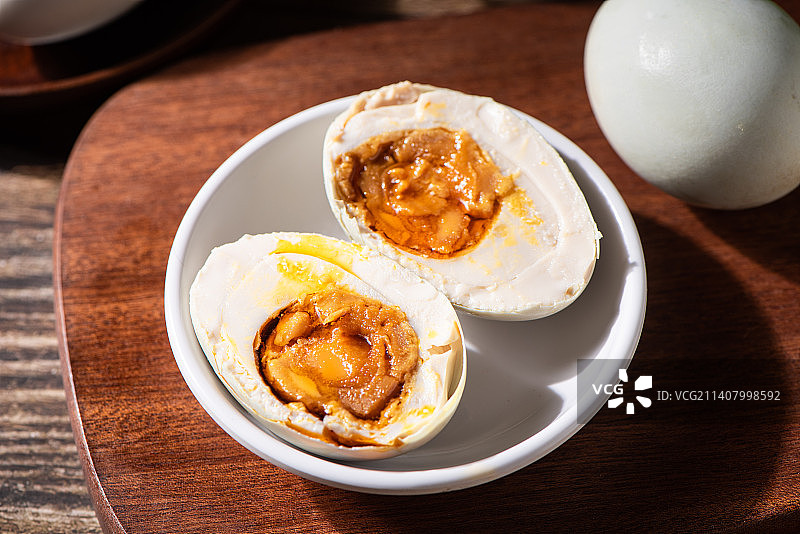 桌上切开的咸鸭蛋图片素材