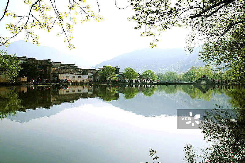 宏村古建筑群及水中的倒影图片素材
