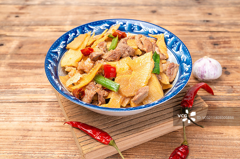 酸爽美味的春笋炒肉图片素材