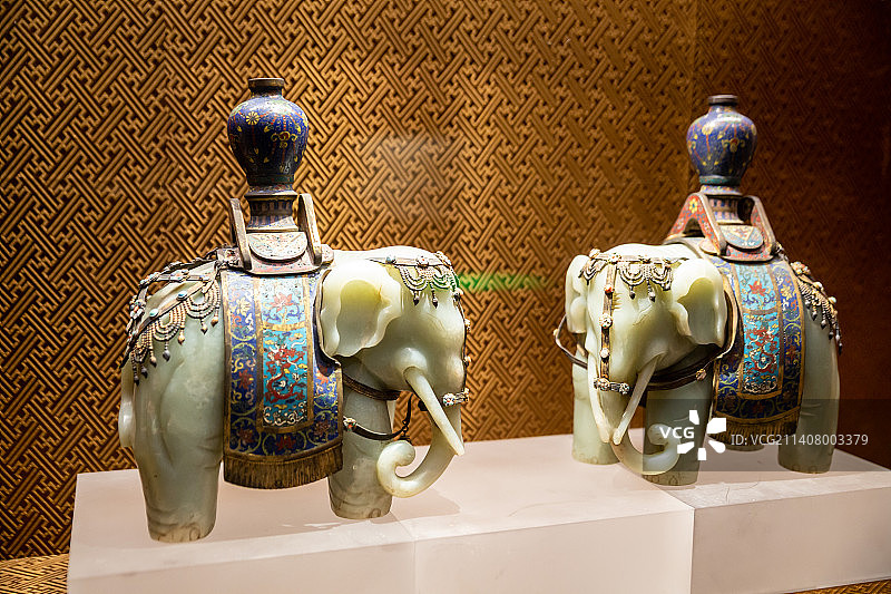 青玉太平有象（清代，故宫博物院藏。象与“祥”谐音，是祥瑞的象征；瓶与“平”同音，寓意平安、太平）图片素材