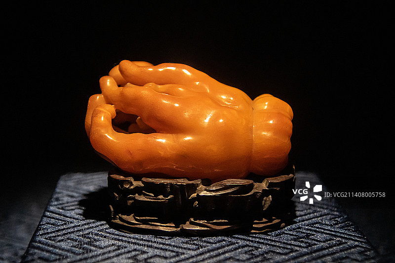 蜜蜡佛手（清代，故宫博物院藏。佛手采用进口蜜蜡原料雕刻而成，蜡质凝黄，果瓣栩栩如生）图片素材