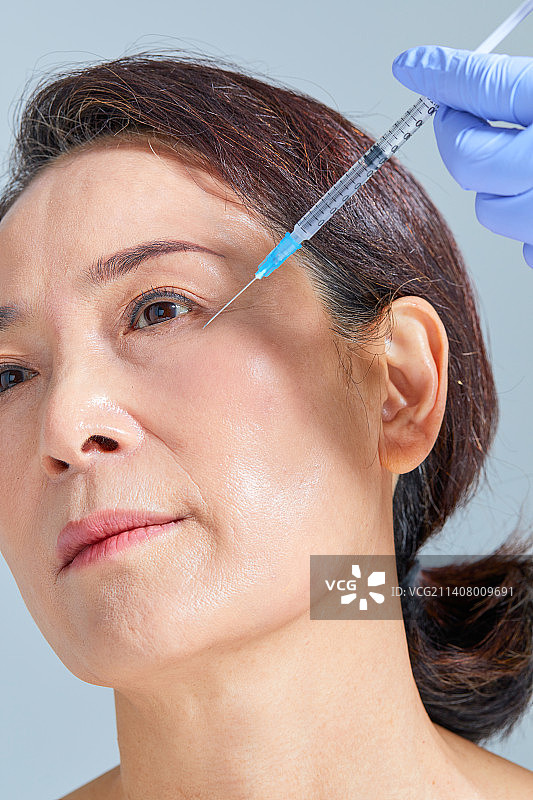 中年妇女的整形手术图片素材