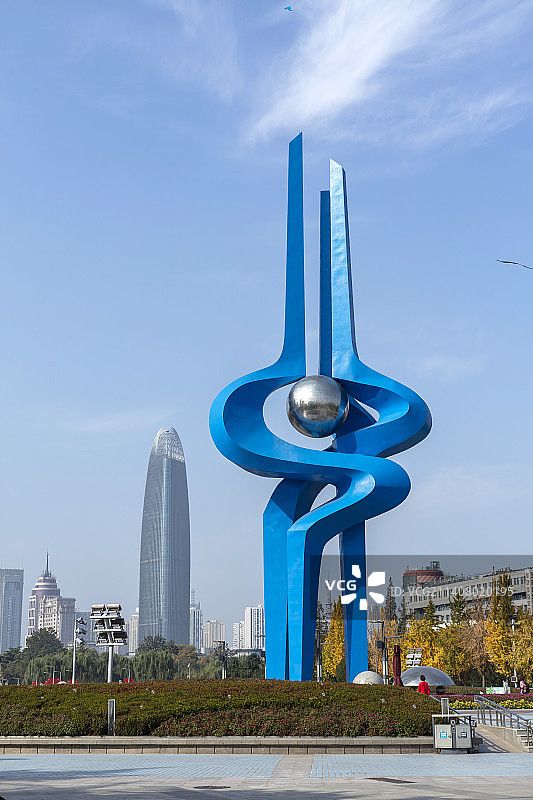 中国山东济南泉城广场泉标秋色图片素材