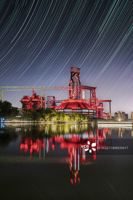 北京首钢园三高炉夜晚星轨图片素材