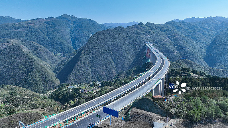 2022年11月2日，在贵州省遵义市播州区拍摄的已建成的大发渠特大桥风光（无人机照片）。图片素材