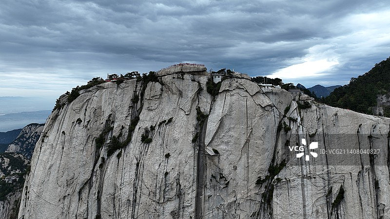 云层下的西岳华山西峰图片素材