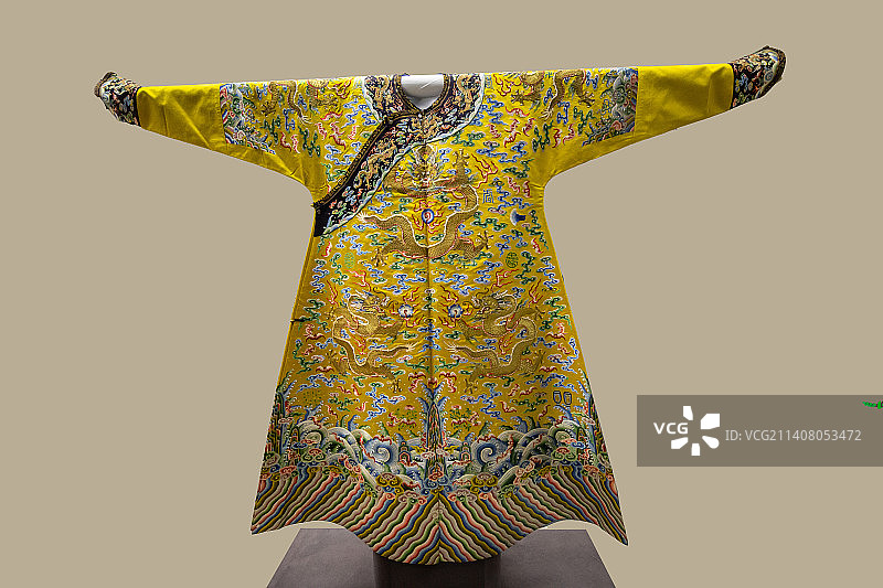 明黄色缎绣彩云蝠寿字金龙纹男夹龙袍（清乾隆，故宫博物院藏，为清代皇帝吉服之一）图片素材