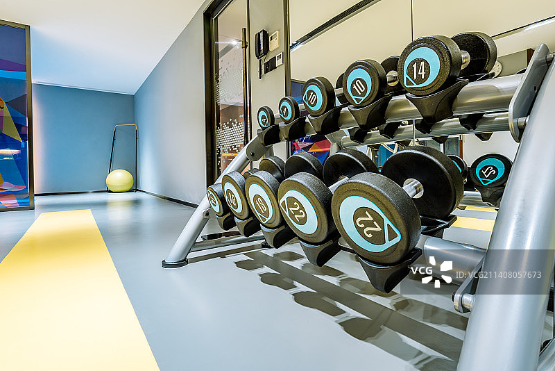 室内小型健身房里的哑铃和健身器材图片素材