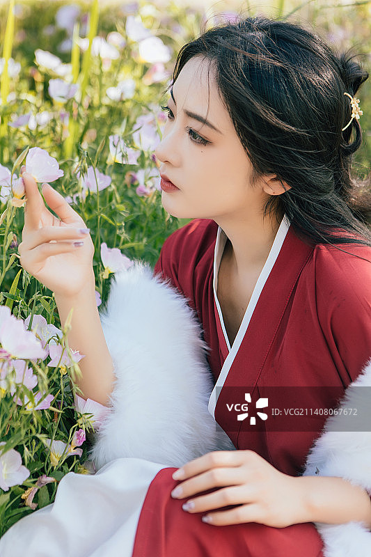 一个亚洲汉服美女在户外赏花游玩图片素材
