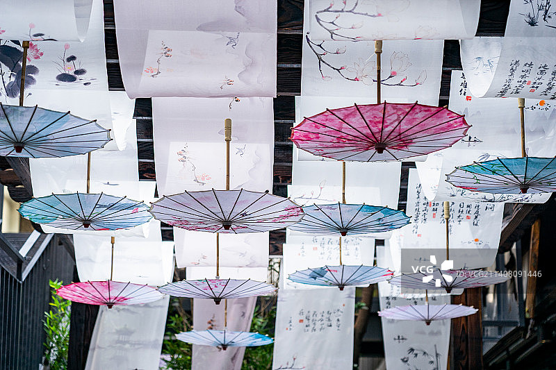 中国传统工艺品油纸伞悬挂装饰背景图片素材