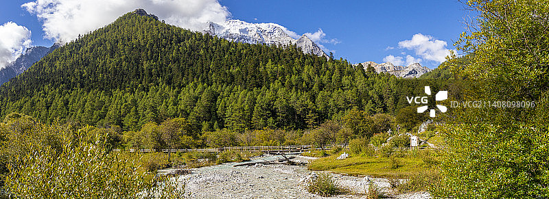 九月稻城亚丁的美景图片素材