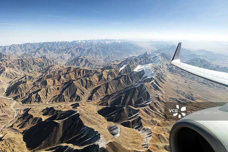 飞机飞越祁连山脉镜铁山图片素材