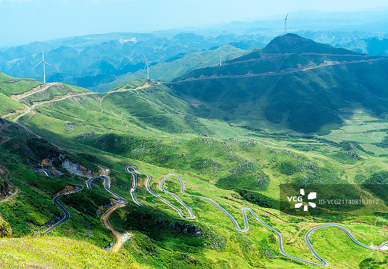 六盘水风力发电和弯曲的公路图片素材