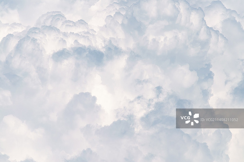 中国自然风光拍摄主题，白色的云彩和蓝色的天空，干净协调自由简单反差纯净式样，户外白昼无人图像摄影图片素材