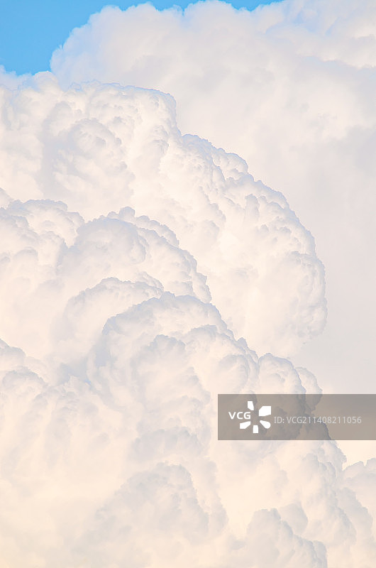 中国自然风光拍摄主题，白色的云彩和蓝色的天空，干净协调自由简单反差纯净式样，户外白昼无人图像摄影图片素材