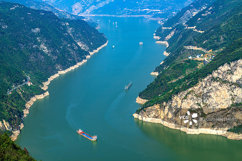 船舶行驶在三峡库区西陵峡图片素材