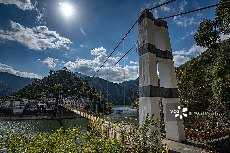 新安江上的悬索桥图片素材