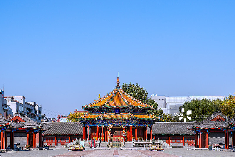 秋天中国沈阳故宫大政殿和十王亭古建筑图片素材