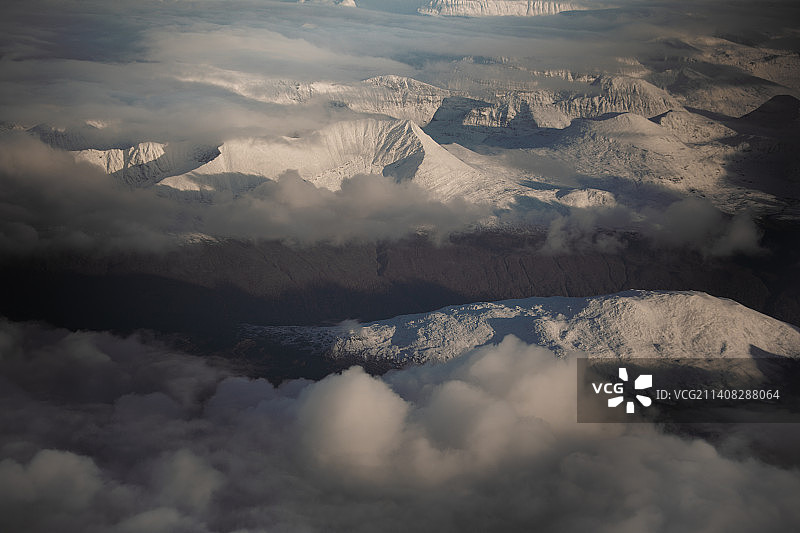 北欧挪威北极圈内的雪山风光图片素材