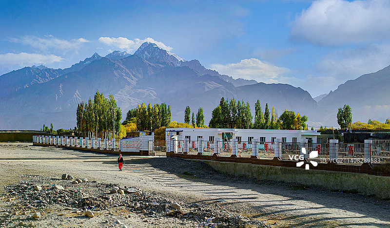 新疆高原上大雪山之下偏远的援建少数民族学校广袤土地塔县乡村教师支教扶贫图片素材