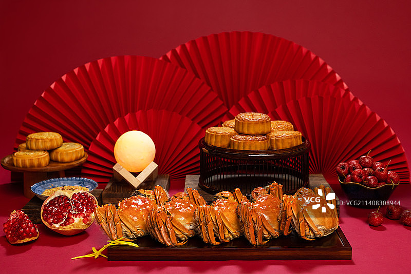 诱人大闸蟹和月饼,红色背景,中秋节图片素材