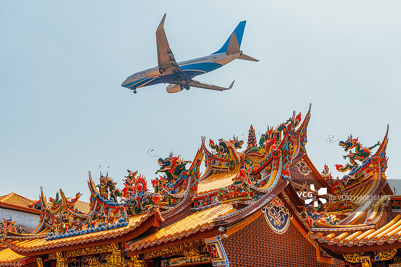 福建省厦门市清水宫寺庙上空的飞机低视角图片素材