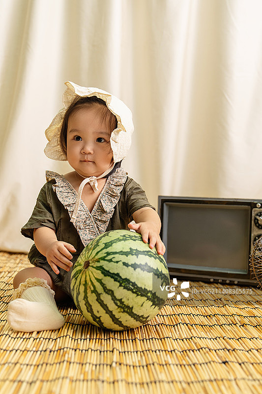 可爱的女宝宝和西瓜图片素材