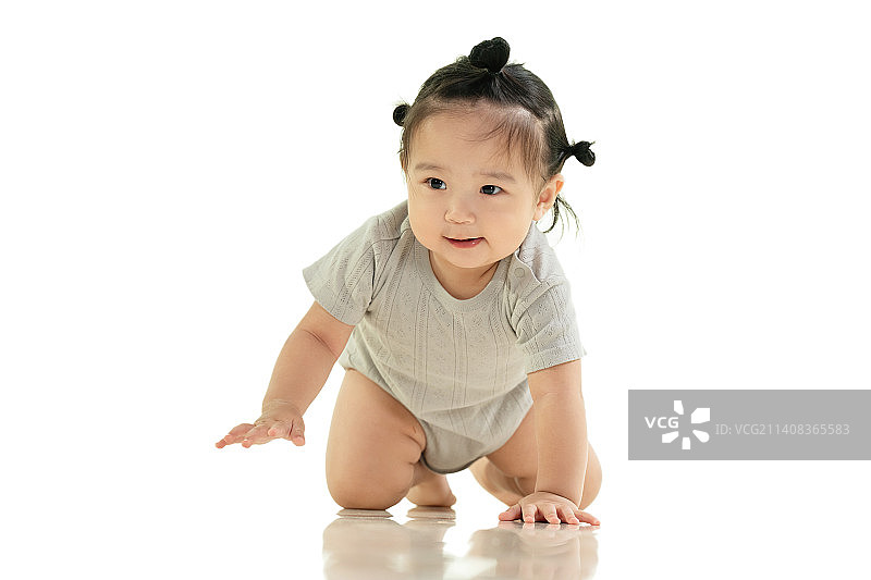 可爱的女宝宝在地板上玩耍图片素材